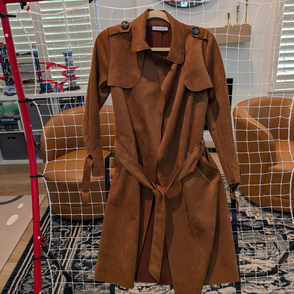 Trench coat with pockets and front tie